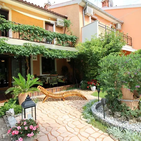 Holiday home Strandnahes Haus Bella Mit Whirlpool Im Garten Porec