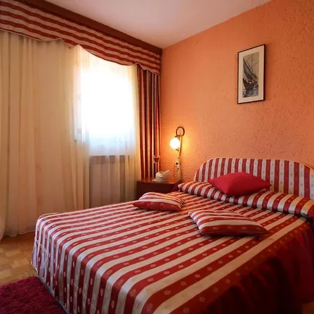Strandnahes Haus Bella Mit Whirlpool Im Garten Porec