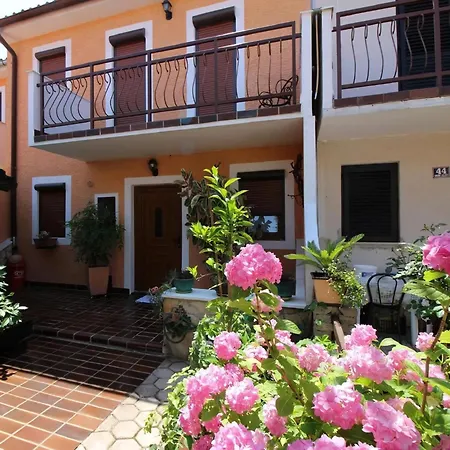 Strandnahes Haus Bella Mit Whirlpool Im Garten פורץ